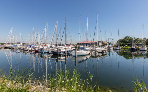 Haus Anni: Boot, Blau, Wasser, Yachthafen, Gewässer, Watercraft, Boote Und Boating - Geräte Und Materialien, Mast, Wasserweg, Hafen