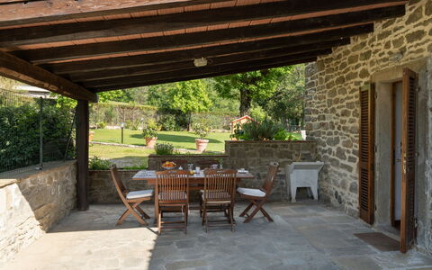 Il Mulino Di Vogognano - Subbiano, Private Pool, J: Pflanze, Möbel, Tabelle, Blumentopf, Stuhl, Gebäude, Holz, Schatten, Gartenmöbel, Tür