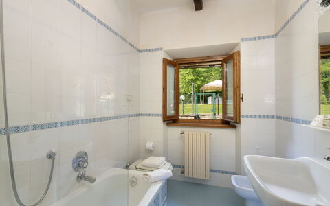 Il Mulino Di Vogognano - Subbiano, Private Pool, J: Badewanne, Armatur, Eigentum, Zapfhahn, Spiegel, Badezimmer, Interior Design, Sinken, Fussboden, Holz