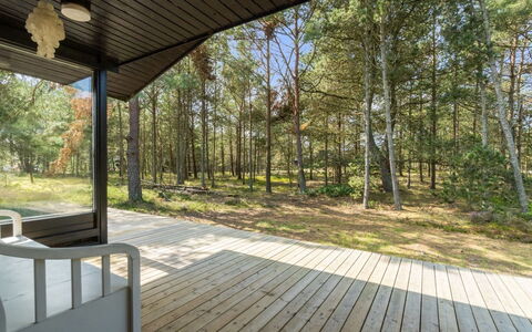 Sofus - 500M from the Sea: Holz, Veranda, Schatten, Deck, Gartenbauten, Hütte, Hartholz, Planke, Outdoor Struktur, Wald