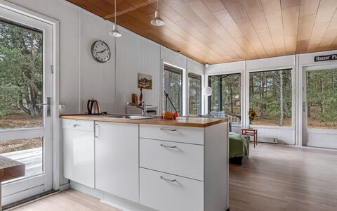 Sofus - 500M from the Sea: Flooring, Holzboden, Fussboden, Holz, Interior Design, Küche, Laminatboden, Decke, Countertop, Zuhause