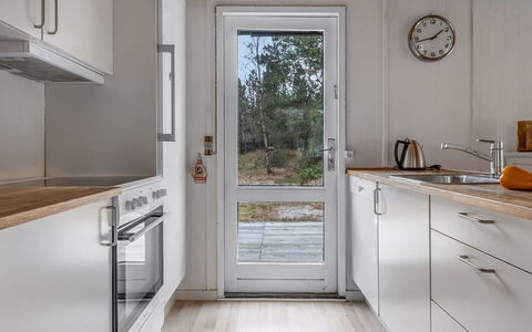Sofus - 500M from the Sea: Flooring, Countertop, Küche, Holz, Küchengerät, Major Appliance, Fussboden, Interior Design, Cabinetry, Holzboden