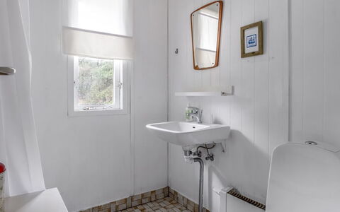 Sofus - 500M from the Sea: Wand, Armatur, Badezimmer, Flooring, Fussboden, Interior Design, Bad Sink, Sinken, Zapfhahn, Installation