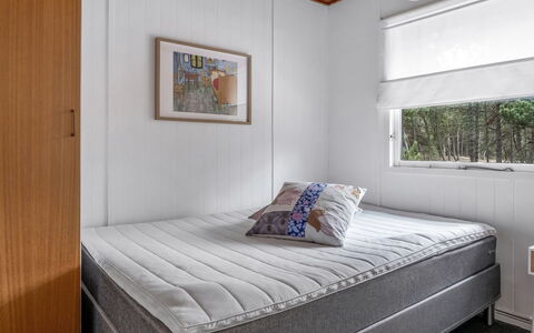 Sofus - 500M from the Sea: Schlafzimmer, Bett, Bettdecke, Linens, Bedding, Interior Design, Fussboden, Bettrahmen, Matratze