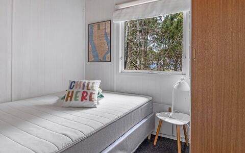 Sofus - 500M from the Sea: Holz, Interior Design, Schlafzimmer, Bett, Flooring, Fussboden, Bettdecke, Möbel, Bedding, Decke