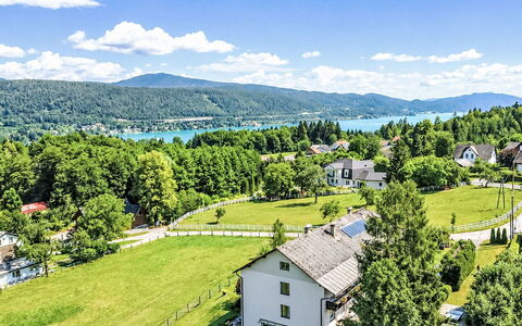 Velden am Wörthersee 37: Baum, Bergforms, Hügel, Hochland, Landschaft, Menschliche Siedlung, Bergstation, Gebirge, Senke, Rasen