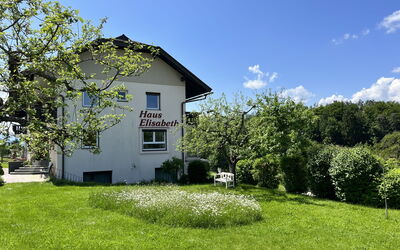 Velden am Wörthersee 37: Himmel, Pflanze, Eigentum, Gebäude, Fenster, Wolke, Natürliche Landschaft, Baum, Haus, Grundstueck