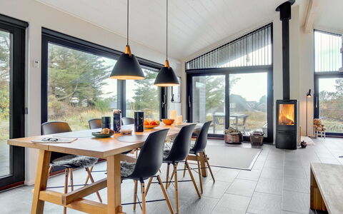 Minttu - 700M from the Sea: Möbel, Flooring, Interior Design, Stuhl, Wohnzimmer, Holzboden, Decke, Küche & Esszimmer Tisch, Hartholz, Couch