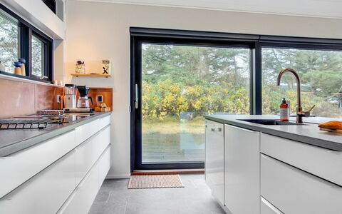 Minttu - 700M from the Sea: Countertop, Küche, Interior Design, Küchengerät, Holz, Flooring, Armatur, Cabinetry, Zuhause, Major Appliance
