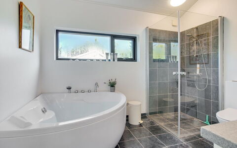 Minttu - 700M from the Sea: Armatur, Badezimmer, Interior Design, Flooring, Decke, Zapfhahn, Fussboden, Installation, Badewanne, Sinken