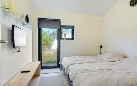 Minttu - 700M from the Sea: Interior Design, Fussboden, Flooring, Schlafzimmer, Decke, Bett, Zimmer, Bettdecke, Bedding, Bettrahmen
