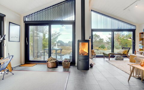 Minttu - 700M from the Sea: Möbel, Flooring, Interior Design, Wohnzimmer, Stuhl, Decke, Couch, Zimmerpflanze, Holzboden