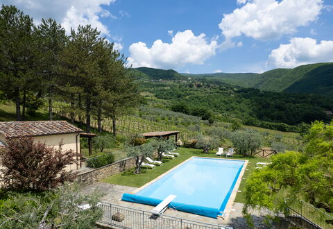 Villa Olivi - Subbiano, Toscana, Pool And Nature: Pflanze, Wasser, Wolke, Himmel, Eigentum, Schwimmbad, Azurblau, Baum, Natürliche Landschaft, Berg