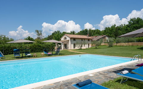 Villa Le Selve: Wasser, Wolke, Himmel, Pflanze, Eigentum, Schwimmbad, Azurblau, Blau, Gebäude, Baum