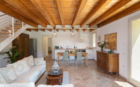 Villa Le Selve: Möbel, Tabelle, Eigentum, Couch, Zimmerpflanze, Pflanze, Holz, Interior Design, Fussboden, Wohnzimmer