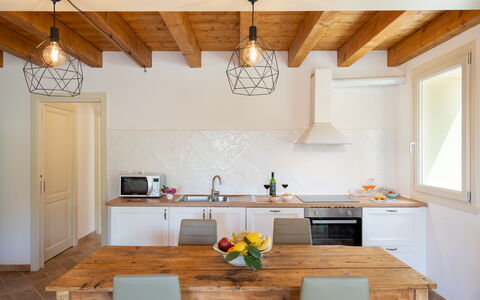 Villa Le Selve: Cabinetry, Countertop, Eigentum, Küche, Spüle, Sinken, Holz, Interior Design, Fenster, Orange