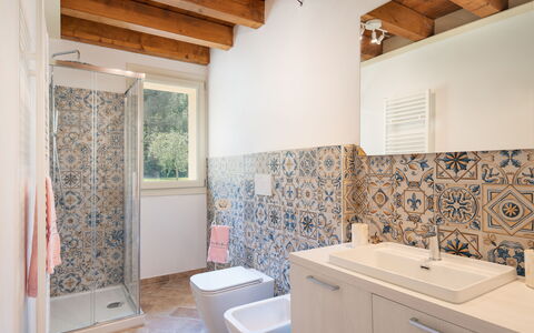 Villa Le Selve: Eigentum, Sinken, Armatur, Gebäude, Bad Sink, Lila, Badezimmer, Zapfhahn, Badezimmerschrank, Holz