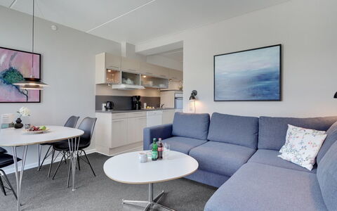 Marinus - 100M from the Sea: Möbel, Interior Design, Couch, Fussboden, Flooring, Wohnzimmer, Wohnung, Decke, Tabelle, Kaffetisch