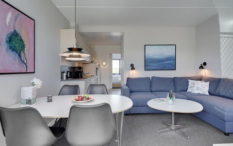 Marinus - 100M from the Sea: Möbel, Interior Design, Flooring, Couch, Fussboden, Decke, Wohnzimmer, Tabelle, Wohnung