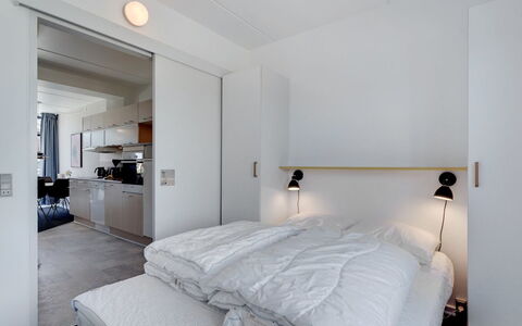 Marinus - 100M from the Sea: Interior Design, Decke, Schlafzimmer, Möbel, Bett, Flooring, Fussboden, Zimmer, Wohnung, Bettrahmen