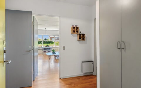 Akai - 100M from the Sea: Möbel, Interior Design, Flooring, Holz, Fussboden, Decke, Holzboden, Stuhl, Tabelle, Beleuchtung
