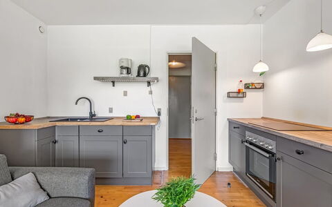 Akai - 100M from the Sea: Möbel, Interior Design, Flooring, Holz, Fussboden, Decke, Holzboden, Stuhl, Tabelle, Beleuchtung