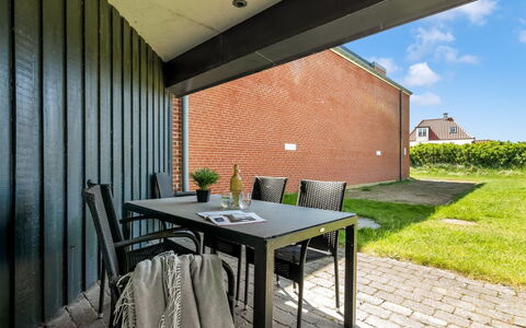 Akai - 100M from the Sea: Möbel, Interior Design, Flooring, Holz, Fussboden, Decke, Holzboden, Stuhl, Tabelle, Beleuchtung