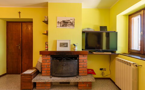 Glicine: Cabinetry, Möbel, Gebäude, Fenster, Holz, Küche, Haushaltsgerät, Interior Design, Flooring, Fernsehen
