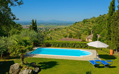 Il Farinaio: Tabelle, Himmel, Möbel, Geschirr, Gebäude, Interior Design, Gartenmöbel, Veranda, Schatten, Stuhl