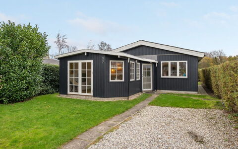 Maybrit - 50M from the Sea: Blau, Strauch, Hütte, Ground, Garten, Estate, Schatten, Landscaping, Bauernhaus, Eco Hotel
