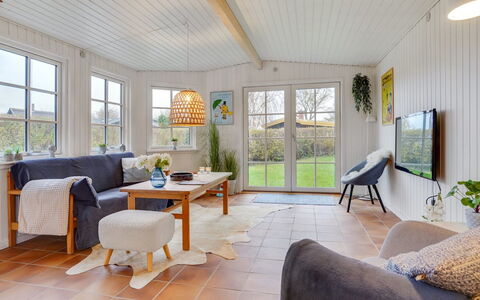 Maybrit - 50M from the Sea: Blau, Strauch, Hütte, Ground, Garten, Estate, Schatten, Landscaping, Bauernhaus, Eco Hotel