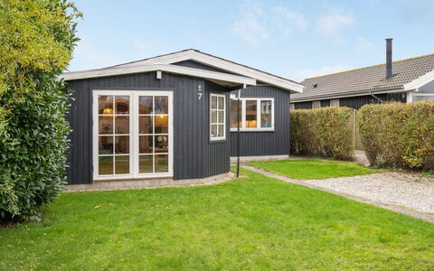Maybrit - 50M from the Sea: Blau, Strauch, Hütte, Ground, Garten, Estate, Schatten, Landscaping, Bauernhaus, Eco Hotel