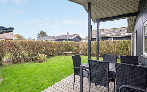Maybrit - 50M from the Sea: Blau, Strauch, Hütte, Ground, Garten, Estate, Schatten, Landscaping, Bauernhaus, Eco Hotel
