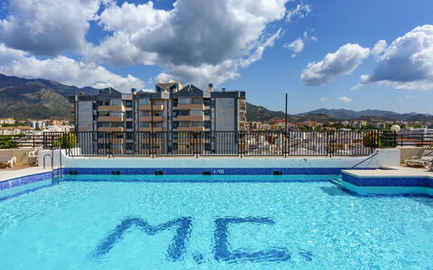 Fuerte Marbella: Wasser, Pflanze, Gebäude, Daytime, Eigentum, Schwimmbad, Fenster, Himmel, Azurblau, Natur