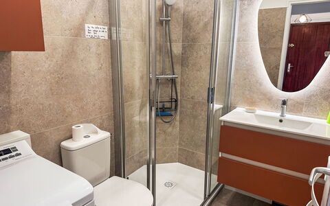 La Corvette: Badezimmer, Armatur, Flooring, Toilette, Toilleten Sitz, Fussboden, Sinken, Interior Design, Bad Sink, Badezimmerschrank