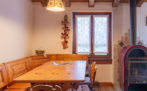 Domaso 673: Eigentum, Möbel, Tabelle, Gebäude, Cabinetry, Stuhl, Holz, Interior Design, Fenster, Fussboden