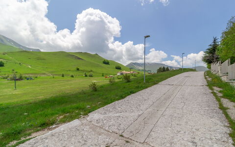 Casa Tramonti: Wolke, Himmel, Pflanze, Berg, Natürliche Landschaft, Strassenbelag, Asphalt, Grundstueck, Steigung, Strassenlicht