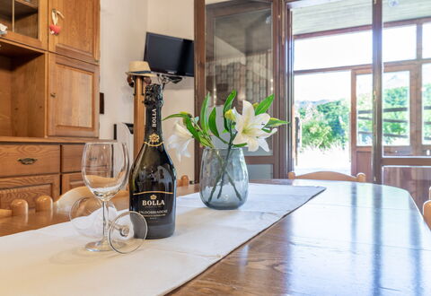 Casa Tramonti: Tabelle, Möbel, Eigentum, Pflanze, Cabinetry, Flasche, Gebäude, Fenster, Holz, Countertop