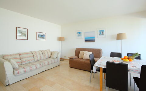 Cagnes-Sur-Mer 160: Möbel, Tabelle, Couch, Holz, Komfort, Bilderrahmen, Rechteck, Wohnzimmer, Flooring, Fussboden