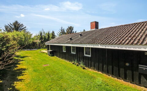 Weland - 800M from the Sea: Dach, Zuhause, Tür, Hütte, Schatten, Abstellgleis, Garten, Estate, Hinterhof