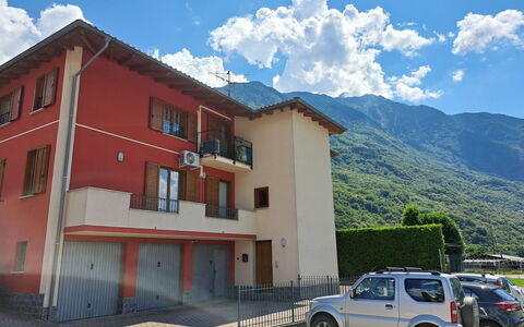 Delebio Terrace Apartment: Wolke, Himmel, Rad, Gebäude, Fenster, Fahrzeug, Auto, Kraftfahrzeug, Haus