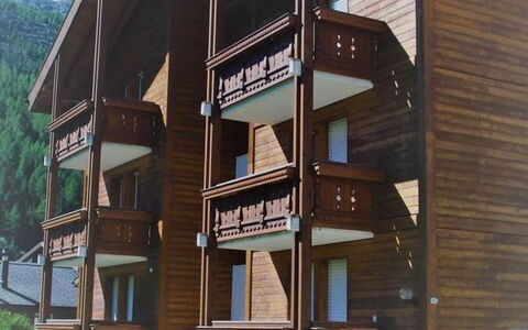 Aster: Eigentum, Himmel, Gebäude, Pflanze, Urban Design, Holz, Baum, Fassade, Haus, Verbundwerkstoff