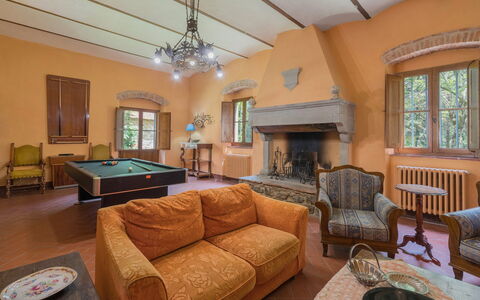 Belvedere - Falceto, Ambra, Toscana: Möbel, Couch, Eigentum, Tabelle, Holz, Interior Design, Fenster, Beleuchtung, Wohnzimmer, Gebäude