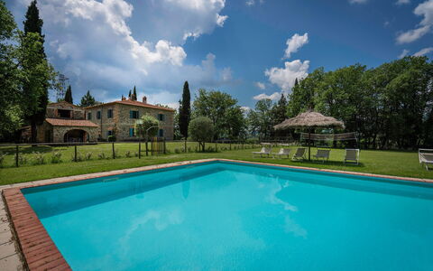 Belvedere - Falceto, Ambra, Toscana: Wasser, Wolke, Himmel, Pflanze, Schwimmbad, Natur, Azurblau, Baum, Gebäude, Gewässer