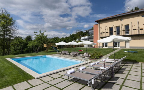 Casa San Grato - Roero - Langhe, Piemonte: Wolke, Wasser, Himmel, Pflanze, Gebäude, Schwimmbad, Schatten, Gartenmöbel, Fenster, Freizeit