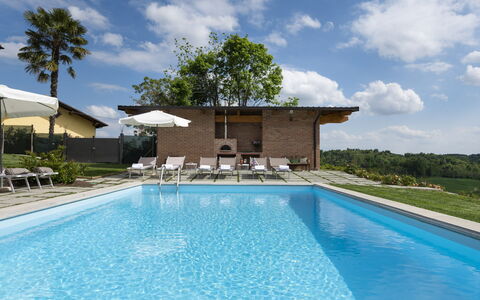 Casa San Grato - Roero - Langhe, Piemonte: Wolke, Wasser, Pflanze, Himmel, Eigentum, Gebäude, Schwimmbad, Azurblau, Baum, Schatten
