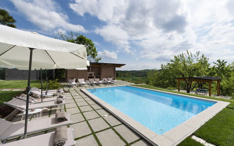Casa San Grato - Roero - Langhe, Piemonte: Himmel, Wolke, Pflanze, Eigentum, Wasser, Schwimmbad, Azurblau, Schatten, Gartenmöbel, Freizeit
