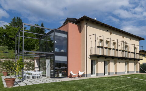 Casa San Grato - Roero - Langhe, Piemonte: Himmel, Wolke, Pflanze, Gebäude, Fenster, Grundstueck, Urban Design, Gras, Wohngebiet, Grundeigentum