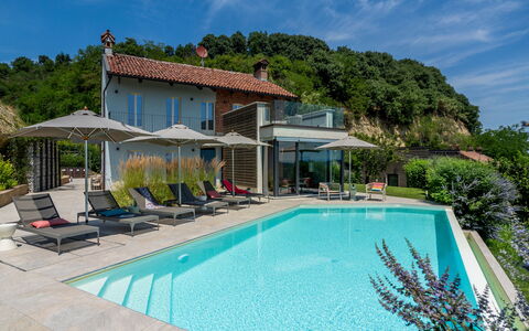Relais Casa Clara - Roero - Langhe, Piemonte: Schwimmbad, Wohngebiet, Resort, Estate, Eco Hotel, Regenschirm, Freizeit, Villa, Hütte, Gartenmöbel