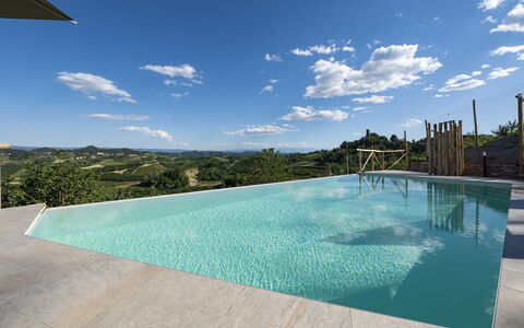 Relais Casa Clara - Roero - Langhe, Piemonte: Wasser, Himmel, Wolke, Eigentum, Schwimmbad, Rechteck, Pflanze, Gebäude, Schatten, Freizeit